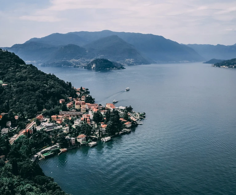 Photographie d'une vue aérienne des côtes italiennes.